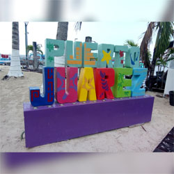 entrada de la cooperativa de puerto juarez para el tour en lancha a isla mujeres